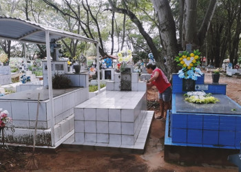 Zeladores faturam até mil reais por mês limpando sepulturas em cemitério de Teresina